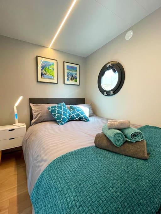 Yarmouth Waterlodge Floating Apartments 2 외부 사진